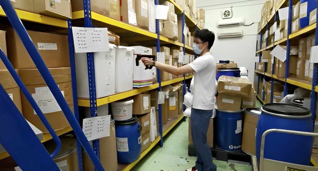 A person is using RFID reader in warehouse